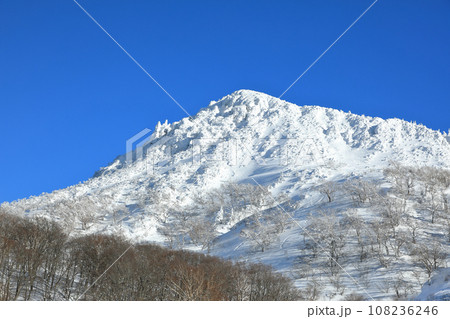 山形蔵王スキー場 中央ゲレンデから望む絶景雪景色の五郎岳 山形蔵王スキー場 中央ゲレンデから望む絶景雪景色の五郎岳 108236246