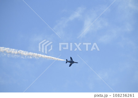青空を飛行するブルーインパルス ＜エアフェスタ浜松＞ 108236261