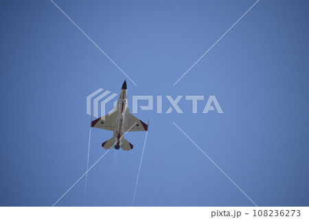 青空を飛行するブルーインパルス ＜エアフェスタ浜松＞ 108236273