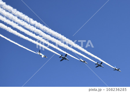 青空を飛行するブルーインパルス <エアフェスタ浜松> 青空を飛行するブルーインパルス <エアフェスタ浜松> 108236285