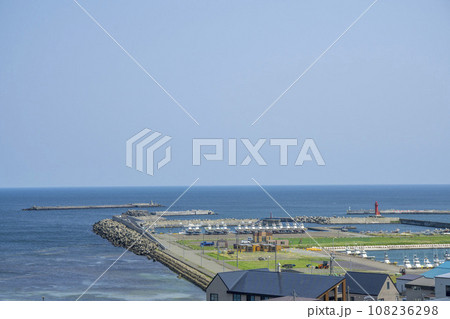 船着き場の複数の漁船と水平線 108236298