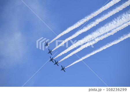 青空を飛行するブルーインパルス ＜エアフェスタ浜松＞ 108236299
