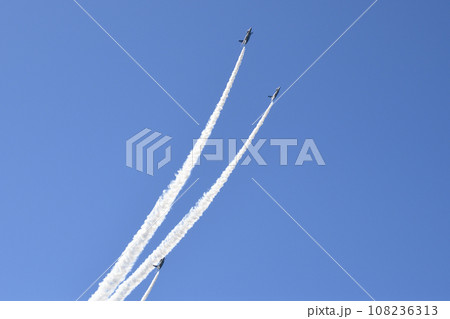 青空を飛行するブルーインパルス ＜エアフェスタ浜松＞ 108236313