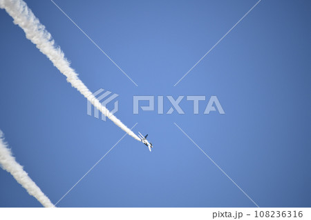 青空を飛行するブルーインパルス ＜エアフェスタ浜松＞ 108236316