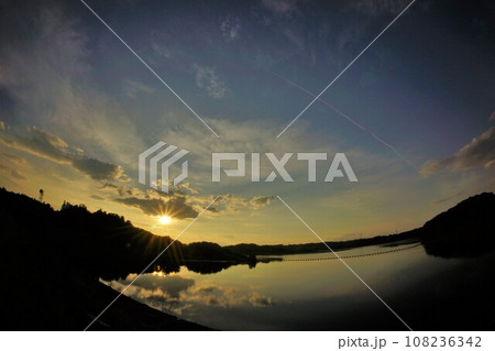 化女沼に落ちる夕陽 108236342