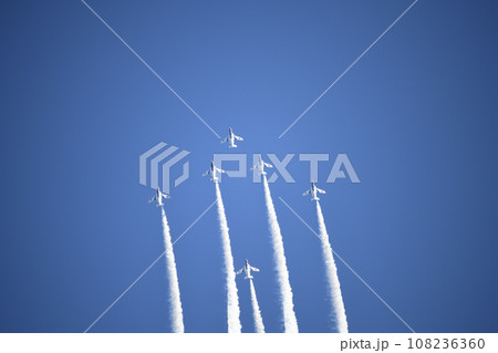 青空を飛行するブルーインパルス ＜エアフェスタ浜松＞ 108236360