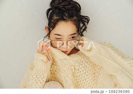 眼鏡をかけた女性のポートレート 108236380