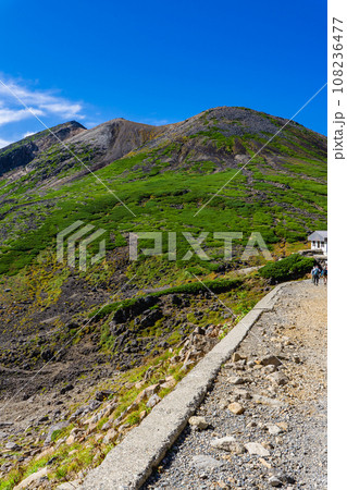長野県の乗鞍岳の観光登山　肩ノ小屋付近の遊歩道から見る剣ヶ峰 108236477