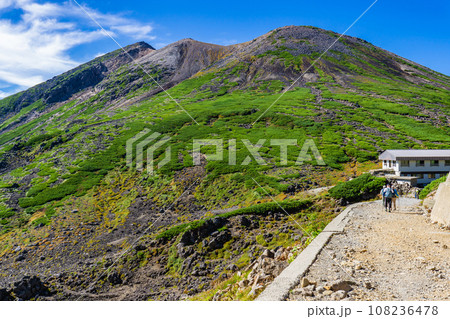 長野県の乗鞍岳の観光登山 肩ノ小屋付近の遊歩道から見る剣ヶ峰 長野県の乗鞍岳の観光登山 肩ノ小屋付近の遊歩道から見る剣ヶ峰 108236478