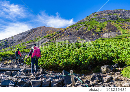 長野県の乗鞍岳の観光登山 剣ヶ峰を登る登山者 長野県の乗鞍岳の観光登山 剣ヶ峰を登る登山者 108236483