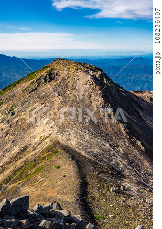 長野県の乗鞍岳の観光登山　剣ヶ峰から見る大日岳（奥ノ院） 108236497