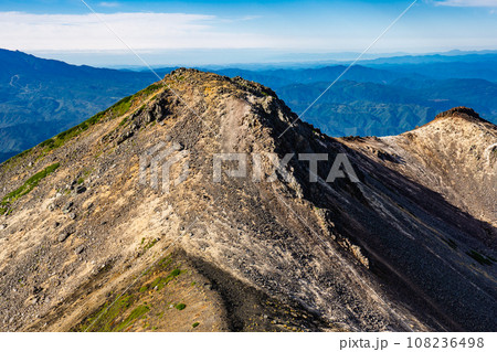 長野県の乗鞍岳の観光登山　剣ヶ峰から見る大日岳（奥ノ院） 108236498