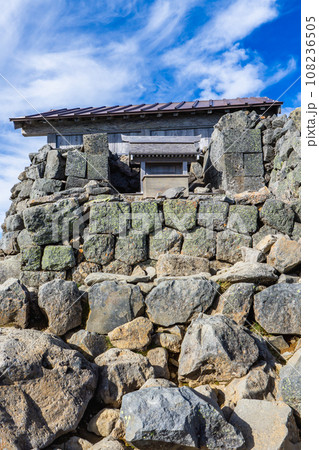 長野県の乗鞍岳の観光登山　剣ヶ峰の頂上（乗鞍本宮頂上本社） 108236505