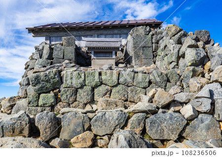 長野県の乗鞍岳の観光登山　剣ヶ峰の頂上（乗鞍本宮頂上本社） 108236506