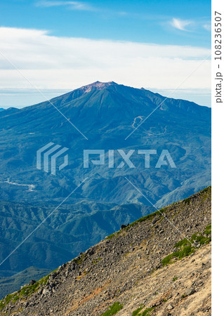 長野県の乗鞍岳の観光登山　剣ヶ峰から見る御嶽山 108236507