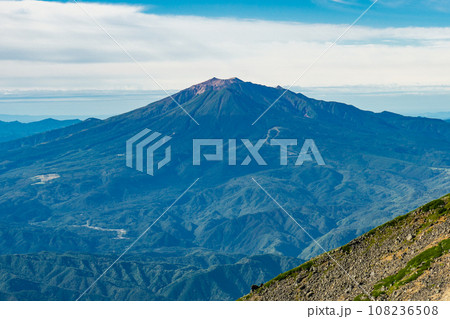 長野県の乗鞍岳の観光登山　剣ヶ峰から見る御嶽山 108236508