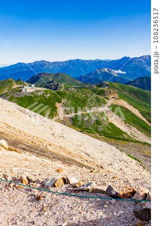 長野県の乗鞍岳の観光登山　剣ヶ峰から見る北アルプスの眺望 108236517