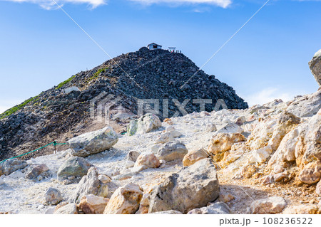 長野県の乗鞍岳の観光登山 剣ヶ峰の頂上 長野県の乗鞍岳の観光登山 剣ヶ峰の頂上 108236522