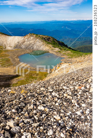 長野県の乗鞍岳の観光登山　権現池（火口跡） 108236523