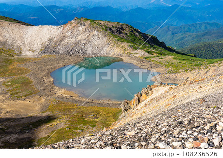 長野県の乗鞍岳の観光登山　権現池（火口跡） 108236526