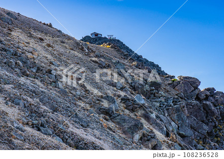 長野県の乗鞍岳の観光登山 剣ヶ峰の頂上 長野県の乗鞍岳の観光登山 剣ヶ峰の頂上 108236528
