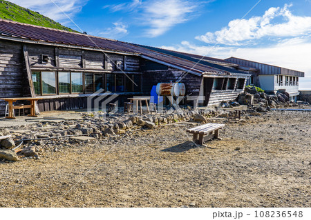 長野県の乗鞍岳の観光登山 肩ノ小屋 長野県の乗鞍岳の観光登山 肩ノ小屋 108236548