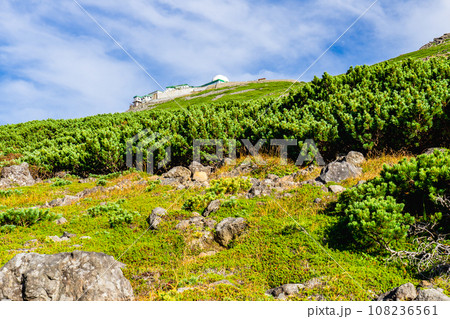 長野県の乗鞍岳の観光登山　摩利支天岳と乗鞍天文観測所 108236561
