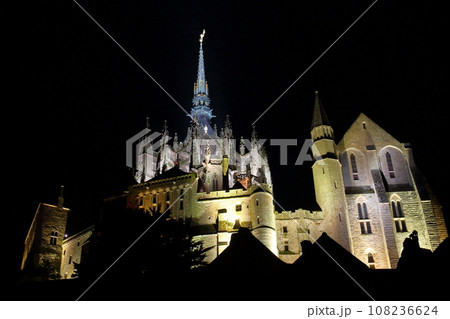フランス　ノルマンディー地方のサンマロ湾に浮かぶ小島に建つ世界文化遺産の修道院モンサンミシェルの夜景 108236624