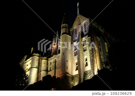 フランス　ノルマンディー地方のサンマロ湾に浮かぶ小島に建つ世界文化遺産の修道院モンサンミシェルの夜景 108236629