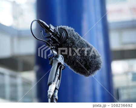 取材クルーの収音マイク 108236692