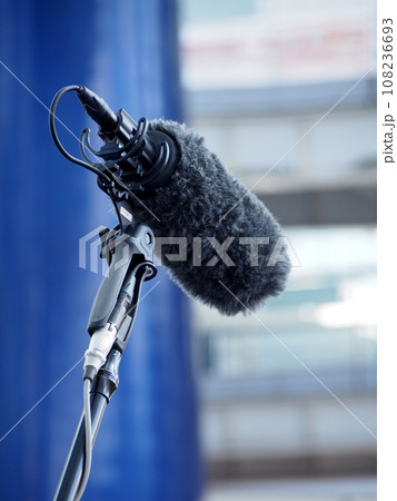 取材クルーの収音マイク 取材クルーの収音マイク 108236693