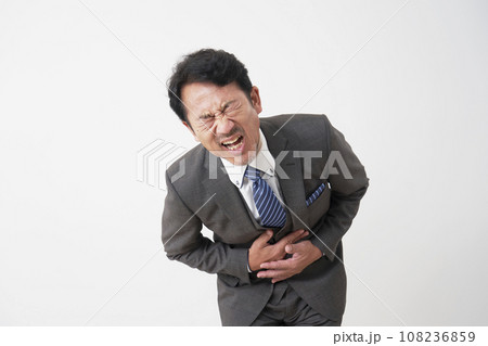 腹痛の中年のビジネスマン　白背景 108236859
