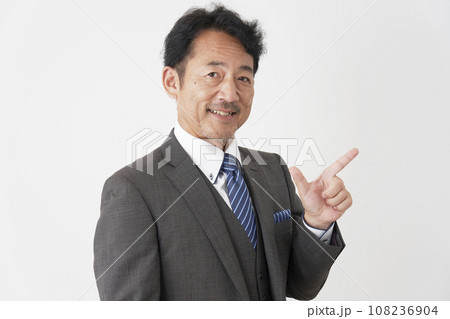 チェックサインをする中年のビジネスマン　白背景 108236904