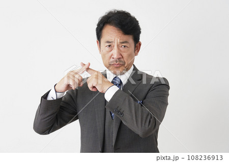 指でばつ印のジェスチャーをする中年のビジネスマン　白背景 108236913