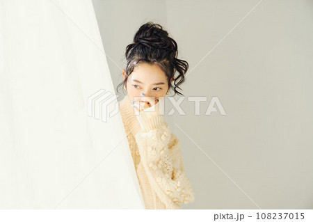 白いニットの女性のポートレート 白いニットの女性のポートレート 108237015