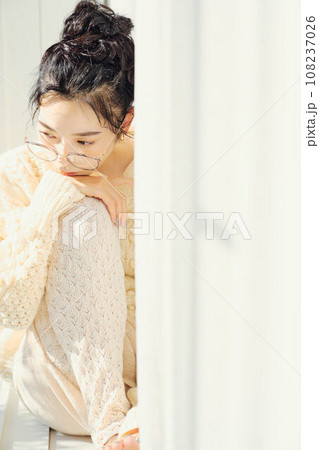 白いニットの女性のポートレート 108237026