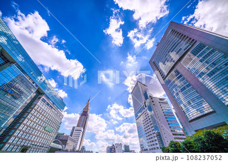 日本の東京都市景観　新宿駅前・新宿高島屋（渋谷区千駄ケ谷）側からNTTドコモ代々木ビルなどを望む 108237052