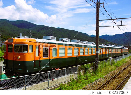 しなの鉄道 坂城駅構内(旧169系急行型車両) しなの鉄道 坂城駅構内(旧169系急行型車両) 108237069
