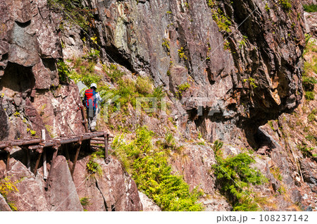 黒部、危険なトレッキング、下ノ廊下を歩く登山者 黒部、危険なトレッキング、下ノ廊下を歩く登山者 108237142