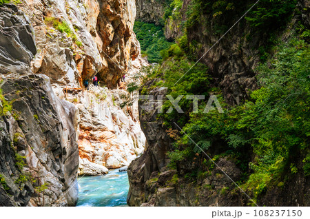 断崖絶壁、最難関の危険な道・下ノ廊下を歩く、この景色は絶景 108237150
