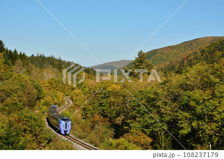 紅葉する常紋峠を走るキハ283系特急列車 108237179