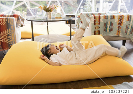 グランピング施設ではしゃぐ子供 108237222