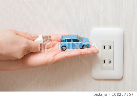 【電気自動車を充電する主婦】 【電気自動車を充電する主婦】 108237357