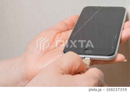 【スマホを充電する主婦】 【スマホを充電する主婦】 108237359