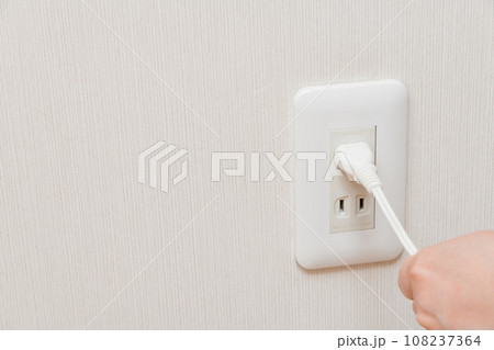 【コードを持ってコンセントを抜く悪い例】 108237364