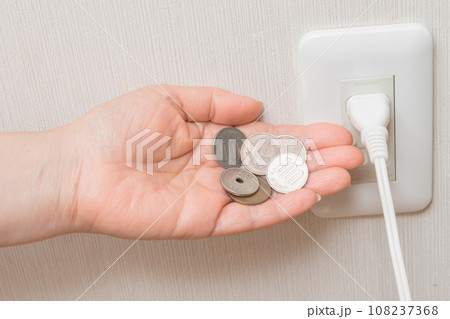 【電気代の節約をイメージする主婦 小銭編】 【電気代の節約をイメージする主婦 小銭編】 108237368
