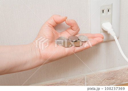 【電気代の節約をイメージする主婦　小銭編】 108237369