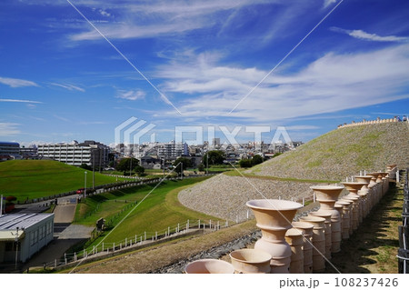 神戸　垂水　五色塚古墳の墳丘斜面と小壺古墳（北方向、初秋） 108237426