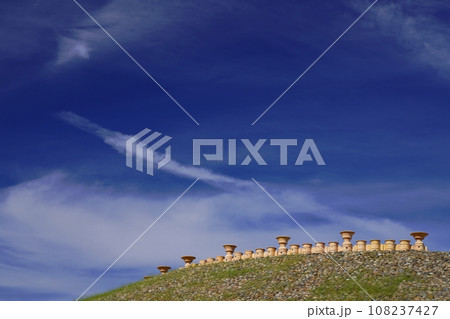 神戸　垂水　五色塚古墳の後円部の円筒埴輪（初秋） 108237427