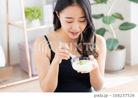 ヨーグルトを食べる若い女性 ヨーグルトを食べる若い女性 108237526